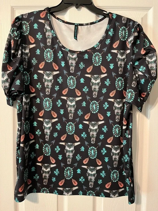 Sterling Kreek Women’s Black Southwestern Print Short Sleeve Top - Picture 1 of 3